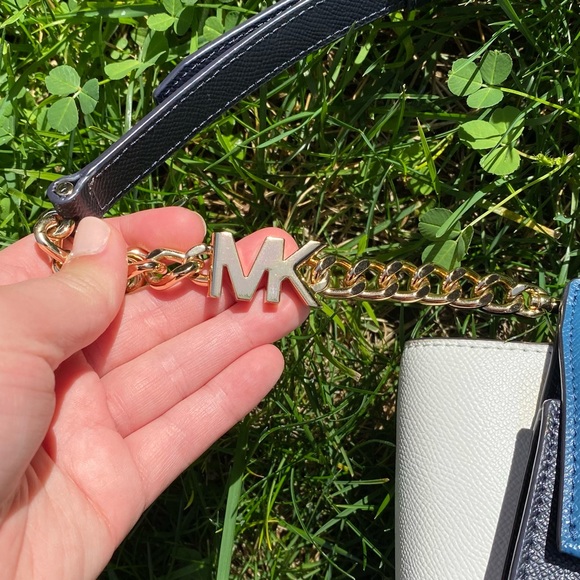 💘 Host Pick 💘 MK Sylvia Medium Crossgrain Leather Satchel - Picture 5 of 9